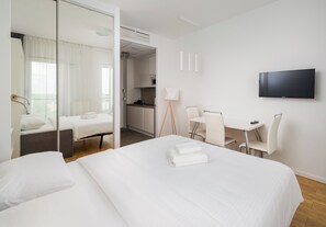 Iron/ironing board, bed sheets