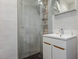 Shower, hair dryer, towels - Lecha Comfort Apartment (Gdańsk)