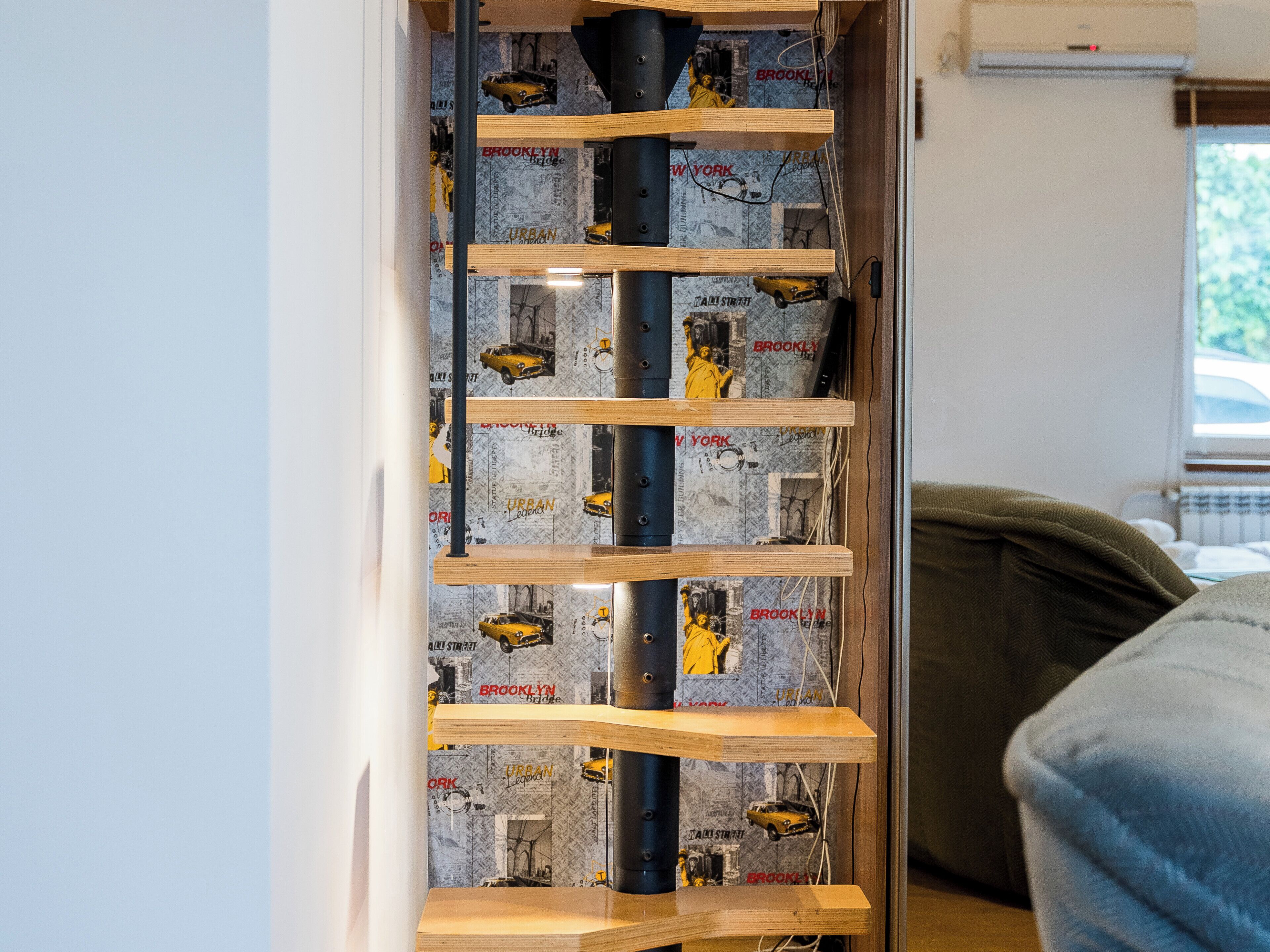 Een kamer met een bijzonder wandontwerp, bestaande uit een verticale houten plankconstructie.