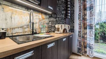 Réfrigérateur, micro-ondes, plaque de cuisson, lave-vaisselle