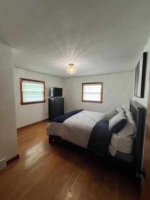 3 slaapkamers, een strijkplank/strijkijzer, wifi, beddengoed