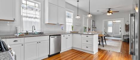 Réfrigérateur, four à micro-ondes, surface de cuisson, lave-vaisselle