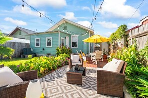 Outdoor dining - Cardinal Retreat | Your Coastal Relaxation Haven (Galveston)