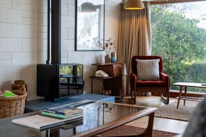 تلفزيون ذكي، مدفأة، كُتُب، ستيريو