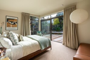 Escritorio, tabla de planchar con plancha, wifi gratis y ropa de cama 