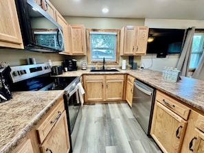 Fridge, microwave, oven, stovetop - Drew’s Delight - Relax in Comfort!  Modern, Fully Remodeled, No Stairs! (Mountain Grove)