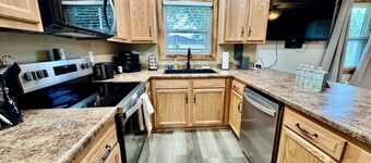 Drew’s Delight - Relax in Comfort! Modern, Fully Remodeled, No Stairs!