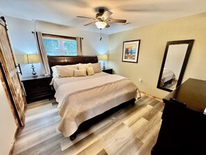 3 bedrooms, iron/ironing board, travel crib, free WiFi - Drew’s Delight - Relax in Comfort!  Modern, Fully Remodeled, No Stairs! (Mountain Grove)