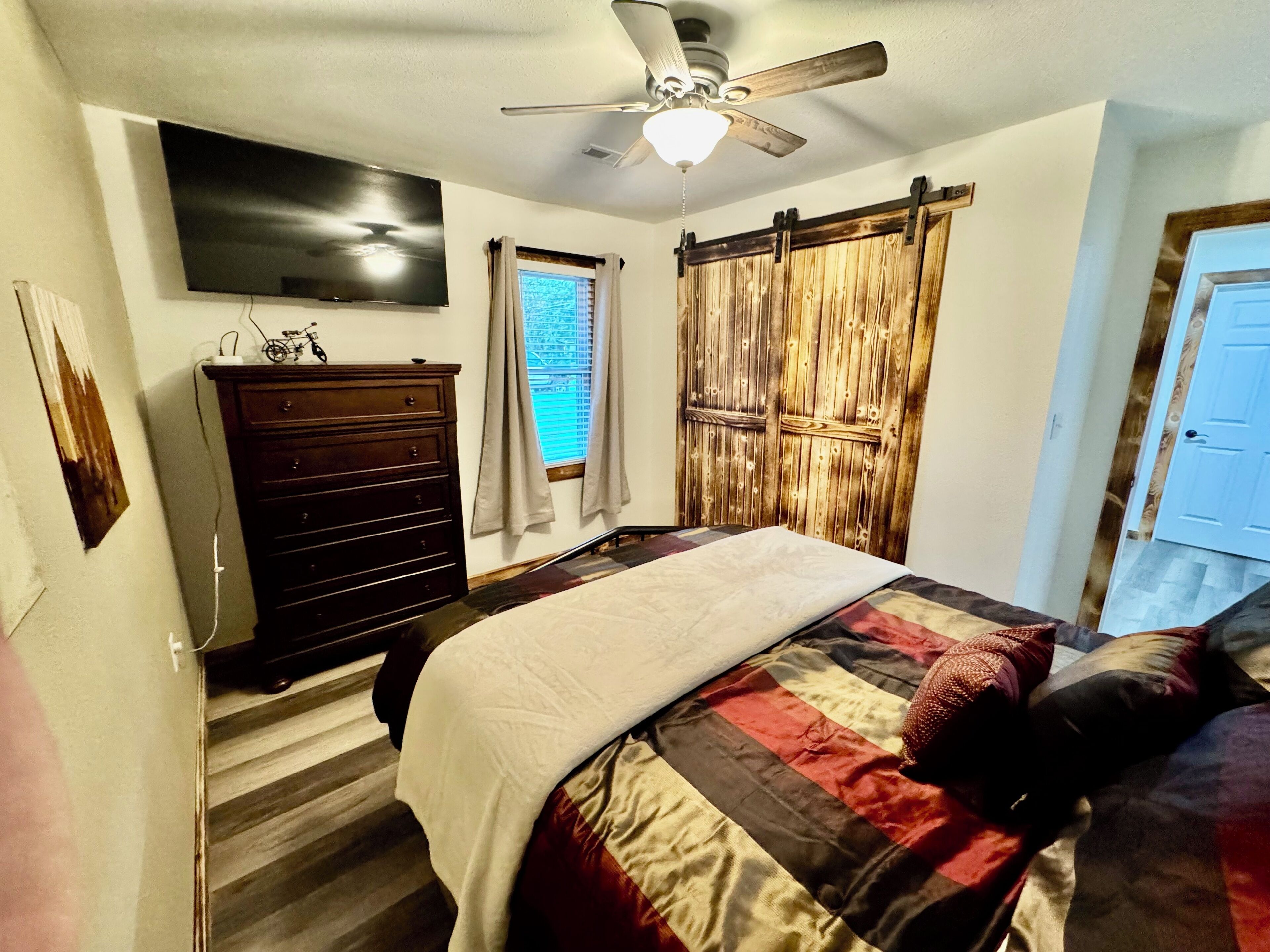 3 室のベッドルーム、アイロン / アイロン台、旅行用ベビーベッド、WiFi (無料)