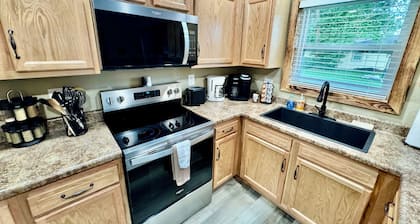 Drew’s Delight - Relax in Comfort! Modern, Fully Remodeled, No Stairs!