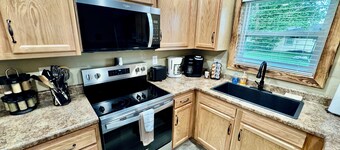 Drew’s Delight - Relax in Comfort! Modern, Fully Remodeled, No Stairs!