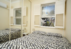 2 habitaciones, tabla de planchar con plancha, wifi y ropa de cama