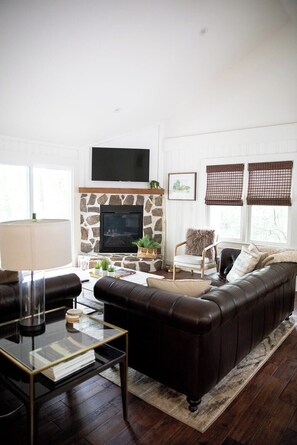 Televisión y chimenea 