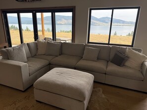 Smart TV, fireplace, music library, stereo
