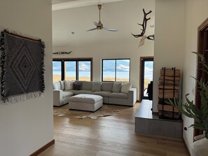 Smart-TV, Kamin, Musikbibliothek, Stereoanlage