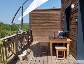 Outdoor dining - Le Collonges, PRM eco-container, Dordogne Valley (SOUILLAC)
