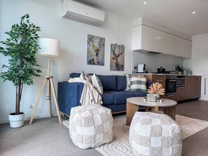 TV - Free Parking /Stylish Urban Escape / City Views (Docklands)