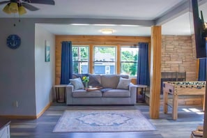 Een smart-tv, een open haard, tafelvoetbal en boeken