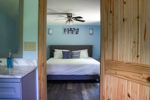 4 slaapkamers, een bureau, een strijkplank/strijkijzer, reisbedje