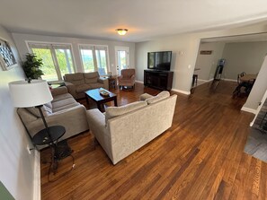 Smart-TV, peis og bøker