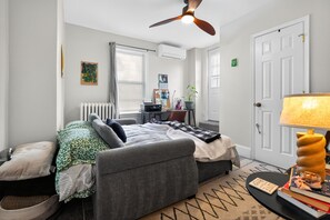 2 bedrooms, desk, iron/ironing board, WiFi