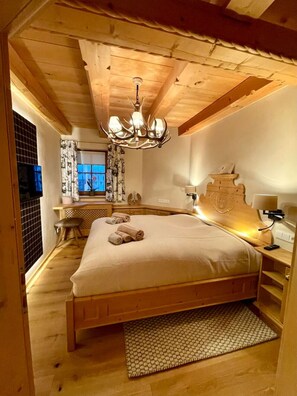 3 bedrooms, desk, iron/ironing board, WiFi