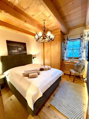 Desk, iron/ironing board, WiFi, bed sheets