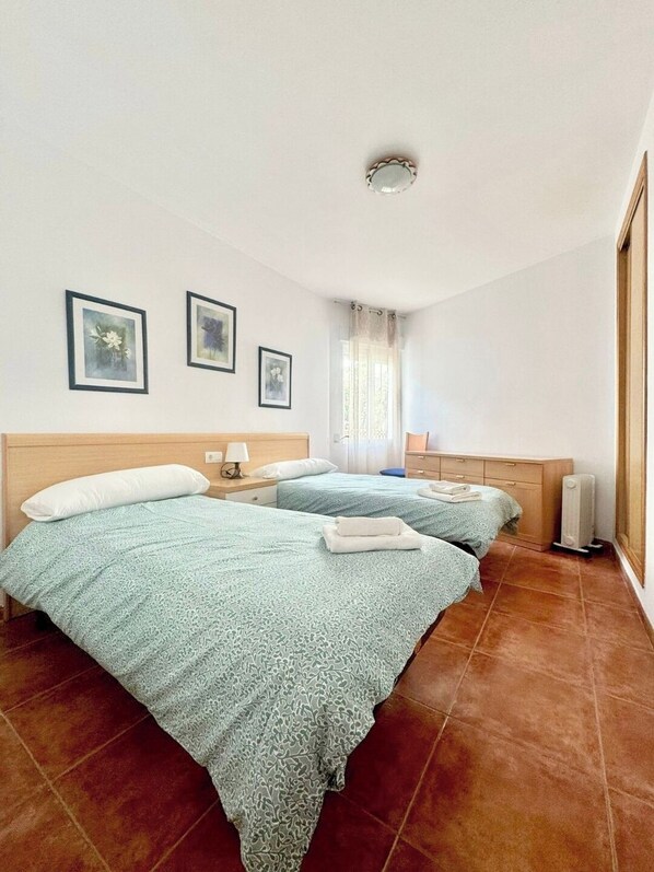 2 habitaciones, tabla de planchar con plancha, wifi y ropa de cama