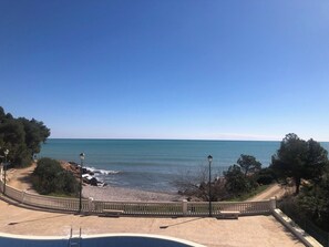 På stranden