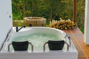 Outdoor spa tub