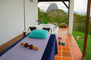 Outdoor spa tub - Casa Avril by Johnson (Guatape)