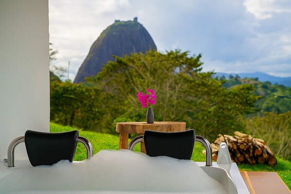 Outdoor spa tub - Casa Avril by Johnson (Guatape)
