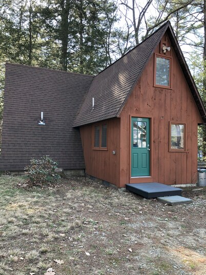 Quaint 2-bedroom waterfront A Frame cabin