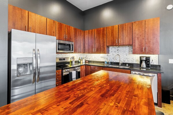 Mikrovågsugn, ugn, spishäll och diskmaskin