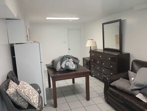 Living area - 🏡 Modern 1-Bedroom 1-Bath Basement Apartment for Rent @ Glen Shields, Vaughan (Vaughan)