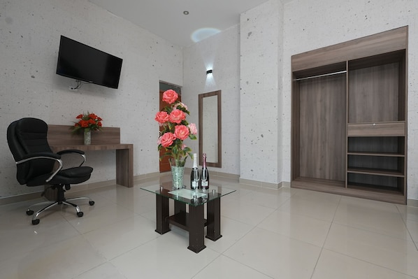 Junior Suite | Desk, laptop workspace, free WiFi