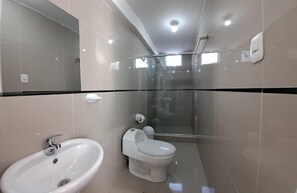 Douche, sèche-cheveux, serviettes fournies, savon