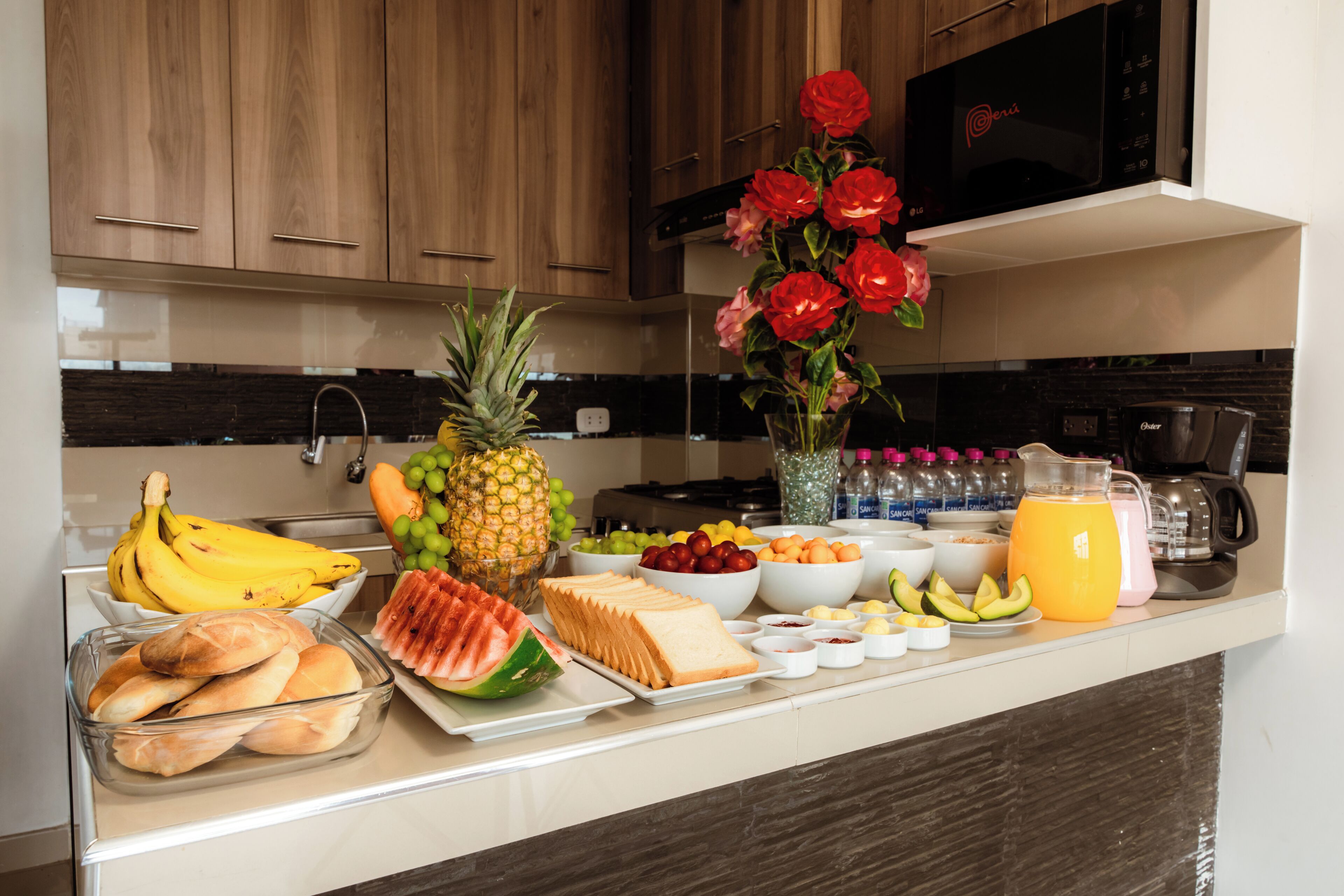 Dagelijks ontbijtbuffet (PEN 21 per persoon)