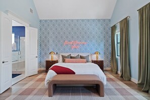 3 dormitorios, escritorio, tabla de planchar con plancha y cuna de viaje