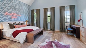 Une chambre à coucher avec un lit, un bureau et une chaise.