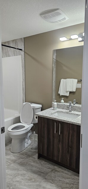 Shower, hair dryer, towels, soap - Guesthouse in Airdrie-South West (Airdrie)