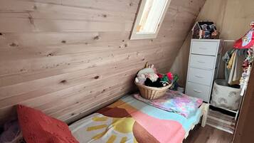 3 bedrooms, bed sheets