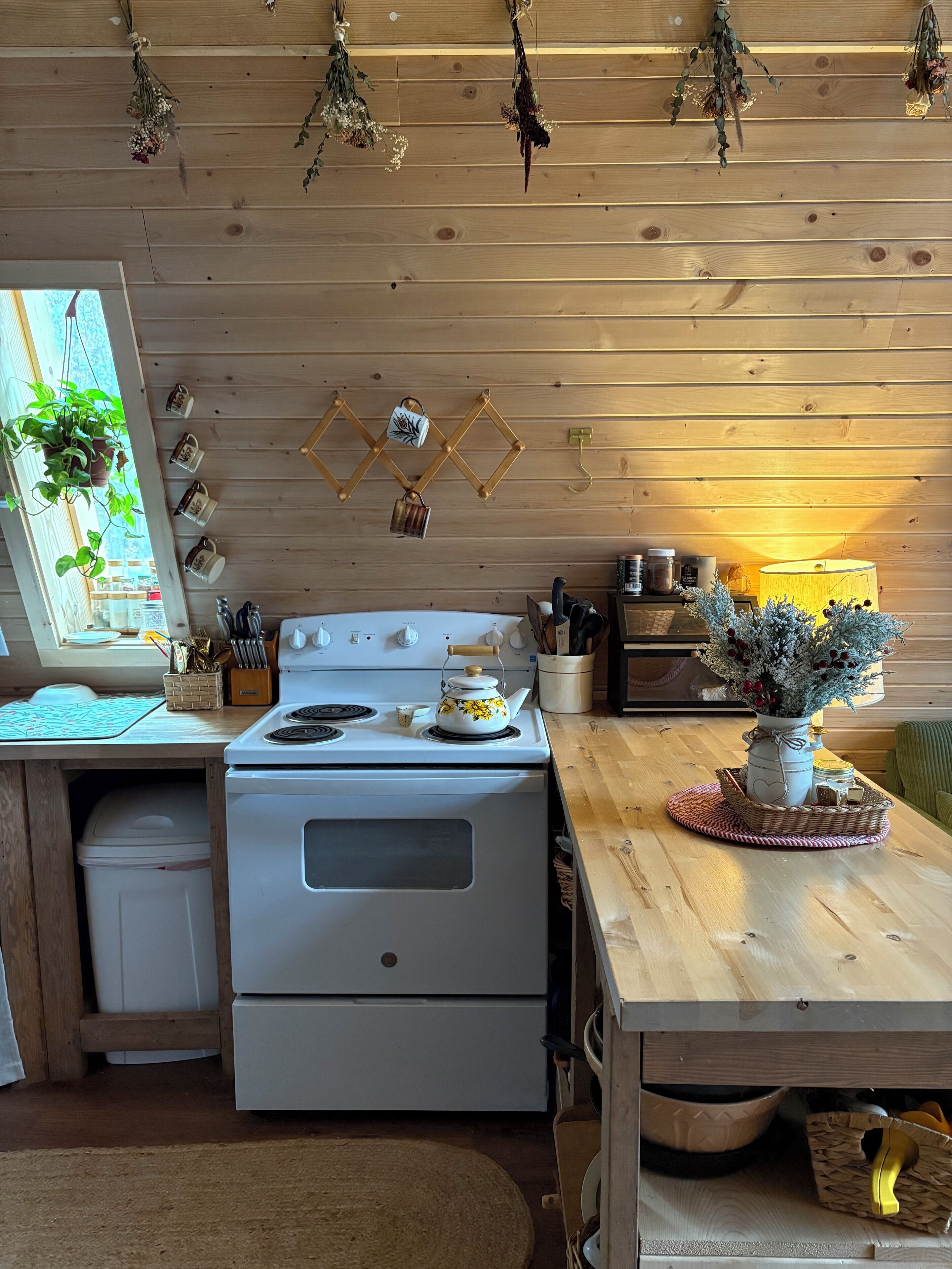 Jääkaappi, uuni, liesi, kahvin-/teenkeitin