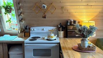 Kjøleskap, ovn, kokeplater og kaffetrakter/tekoker