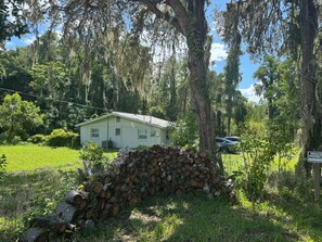 Property grounds - Moon Lake Cottage Retreat in New Port Richey - 3 br/1bath w/ RV Access! (New Port Richey)