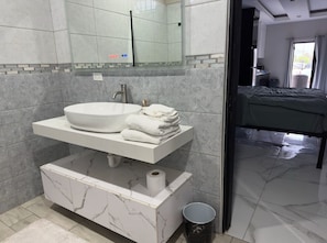 Douche, serviettes fournies, savon, papier toilette