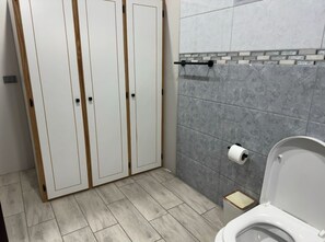 Doccia, asciugamani, sapone, carta igienica