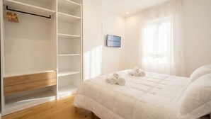 A bedroom with a bed, a wardrobe, and a window. - Borgo Felice 5 (Cozy Apartment with Balcony) (Bari)