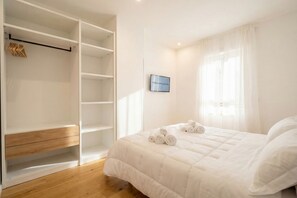 A bedroom with a bed, a wardrobe, and a window. - Borgo Felice 5 (Cozy Apartment with Balcony) (Bari)