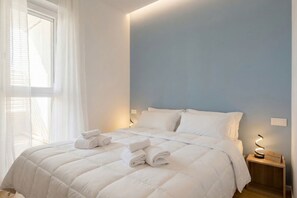 2 bedrooms, desk